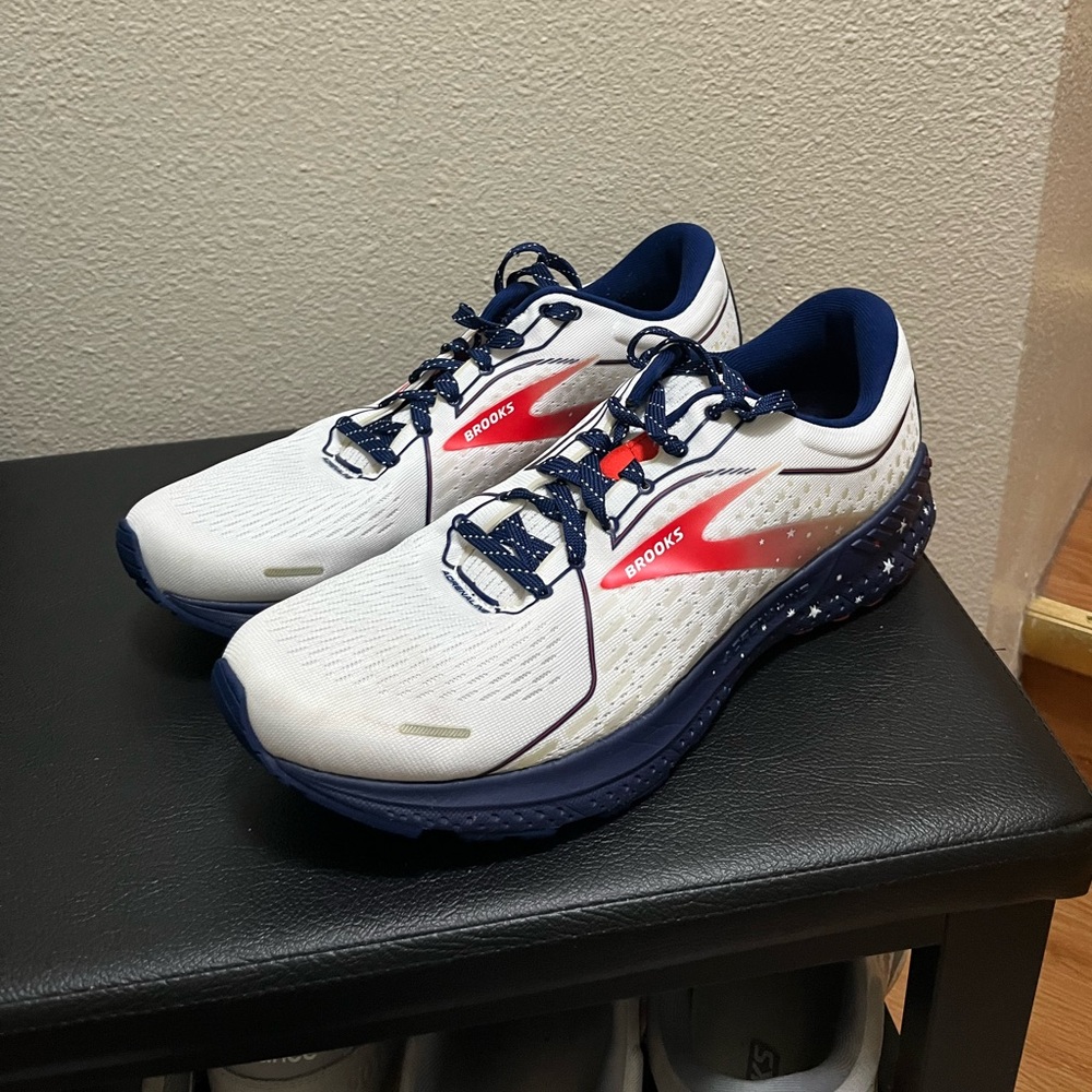 •BROOKS• Adrenaline 21 Running Shoes Stars Stripes USA Red White and Blue